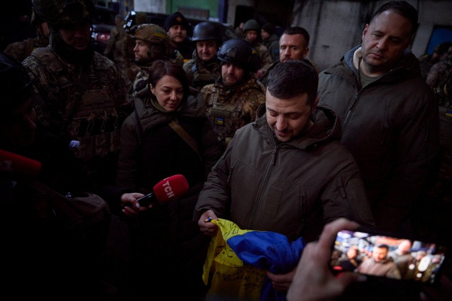 Chính tại nhà máy gia công kim loạt màu Bakhmut này, cách đây vài tháng, Tổng thống Ukraine Zelensky trong chuyến thăm bí mật đến Bakhmut đã đến động viên binh lính Ukraine tại đây. Như vậy có thể khẳng định, lực lượng lính đánh thuê Nga đã đạt được thành công quan trọng.