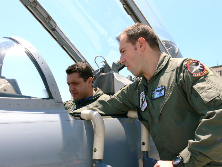 Tình hình hiện nay của Hải quân Argentina rất nguy cấp ngay cả trước khi 11 chiếc Super Etendard được cho loại biên. Tuy nhiên, Argentina hiện không có máy bay tấn công hải quân, điều này càng làm khó khăn thêm tình trạng năng lực hải quân của nước này.