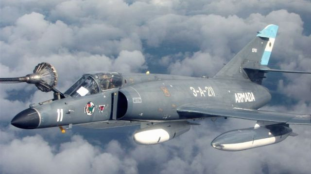 Việc sản xuất loại máy bay Super Etendard bắt đầu vào năm 1974 và dừng lại 9 năm sau đó (vào năm 1983). Trên thực tế, Argentina là quốc gia cuối cùng sử dụng loại máy bay chiến đấu này. Hai nước còn lại là Pháp và Iraq, đã cho Super Etendard loại khỏi biên chế từ lâu.