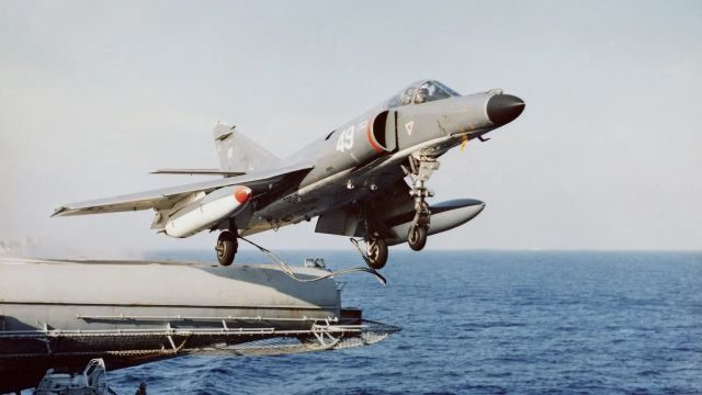 Super Etendard là một loại máy bay tiêm kích tấn công trên tàu sân bay của Pháp, do công ty Dassault-Breguet của Pháp phát triển; hiện loại máy bay này không còn được sản xuất.