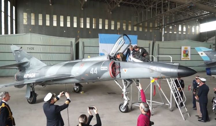 Không quân hải quân Argentina có 14 chiếc máy bay Super Étendard Modernisé; nhưng ba chiếc trong số này đã bị tai nạn và Hải quân Argentina chỉ còn lại 11 chiếc trong biên chế. Tuy nhiên, chúng đã không bay trong những năm gần đây.
