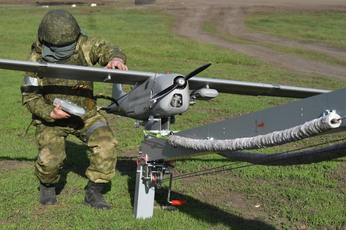 Mỗi khi quân Nga thực hiện tiến công, phải sử dụng UAV để trinh sát, để người chỉ huy có thể theo dõi đội hình tiến công theo thời gian thực và nắm rõ tình hình chiến trường trên toàn trận. Khi dấu vết quân Ukraine xuất hiện, họ lập tức dừng bước tiến và sử dụng hỏa lực hạng nặng để tấn công. Sau đó bộ binh mới tiếp tục được tiến lên.