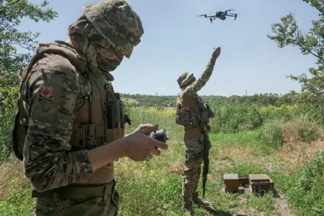 Có thể thấy, cốt lõi trong chiến thuật mới của quân đội Nga là UAV. Tờ Washington Post đưa tin, trên chiến trường Donbass, lính Nga và Ukraine đang sử dụng những màn hình nhỏ cầm tay để quan sát chiến trường, trong khi những chiếc UAV cỡ lòng bàn tay luôn ở ngoài tầm mắt. Hàng trăm UAV trinh sát có mặt trên chiến trường Donbass mỗi ngày, để tiến hành trinh sát toàn diện.