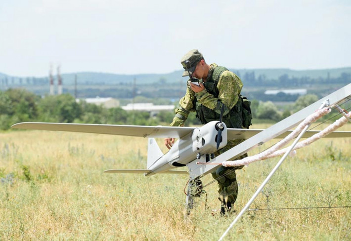 Việc không thể tích hợp giữa UAV và máy bay tác chiến điện tử của Không quân Nga, đã gây khó khăn cho việc giám sát chiến trường và thiếu hệ thống chỉ huy chiến đấu được thông tin hóa, khiến không thể hiệp đồng hiệu quả với nhiều lực lượng.