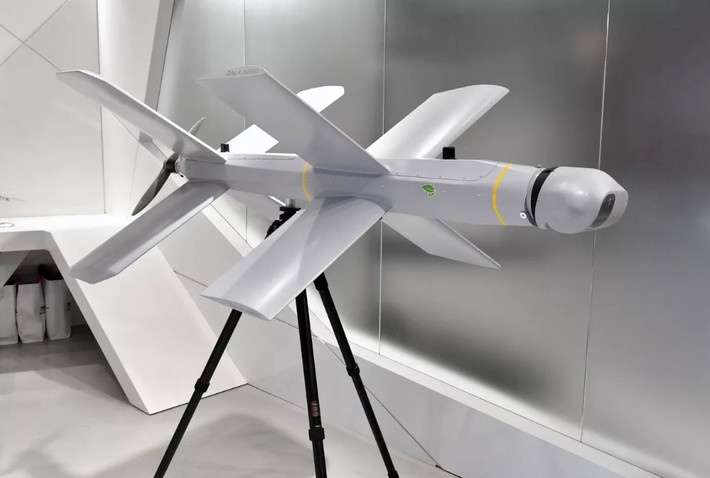 Giờ đây, năng lực sản xuất UAV tự sát Lancet của Nga (vũ khí được đánh giá hiệu quả nhất trên chiến trường), đã tăng gấp 50 lần. Đây thực chất là loại tên lửa chiến thuật lảng vảng. Chỉ cần quân đội Nga có 10.000 chiếc UAV Lancet, là có thể chọc thủng tuyến phòng thủ Ukraine.