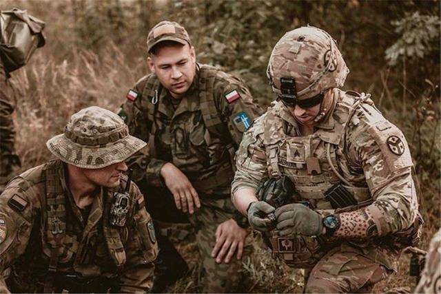 Một người lính Ukraine xin giấu tên cho biết, những cố vấn quân sự NATO thường không biết cách xử lý những tình huống bất ngờ và không thể đảm nhiệm vai trò huấn luyện với bối cảnh một cuộc chiến tổng lực.