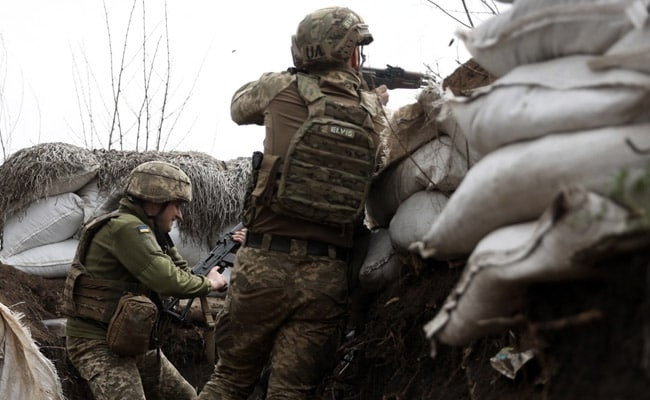 Khi Nga bắt đầu đưa quân vào Ukraine hồi năm ngoái, quân đội Ukraine đầu tiên cũng triển khai các hoạt động chiến đấu phòng ngự trên toàn chiến trường, khiến Nga không thể giành được chiến thắng nhanh chóng như đã tính toán.
