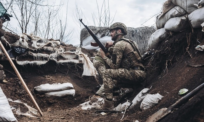Phần lớn quá trình huấn luyện của NATO cho Quân đội Ukraine liên quan đến chiến thuật tấn công thay vì phòng ngự. Tuy nhiên trong nhiều năm, quân đội Ukraine đã quen thực hiện các chiến thuật phòng ngự, khi lực lượng đòi độc lập tiến hành các cuộc tấn công ở miền đông Ukraine.