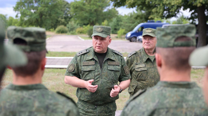 Có khả năng T-72BM2 của Belarus có sự sự hỗ trợ rất lớn của Nga, để tạo giúp Belarus sản xuất lớp giáp phản ứng nổ (ERA) của riêng họ, với chi phí rẻ tương tự như loại giáp ERA Kontakt-1, trang bị trên T-72B hiện đã lạc hậu. Ảnh: Pinterest.