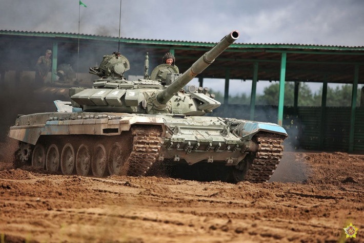 Gói nâng cấp T-72BM2 được cho là đang trong quá trình thử nghiệm thực địa tại thao trường huấn luyện 174 của Quân đội Belarus vào tháng 7/2022, mặc dù MILEX-2023 đã cung cấp cái nhìn cận cảnh đầu tiên về khả năng của nó. Ảnh: BQP Nga.