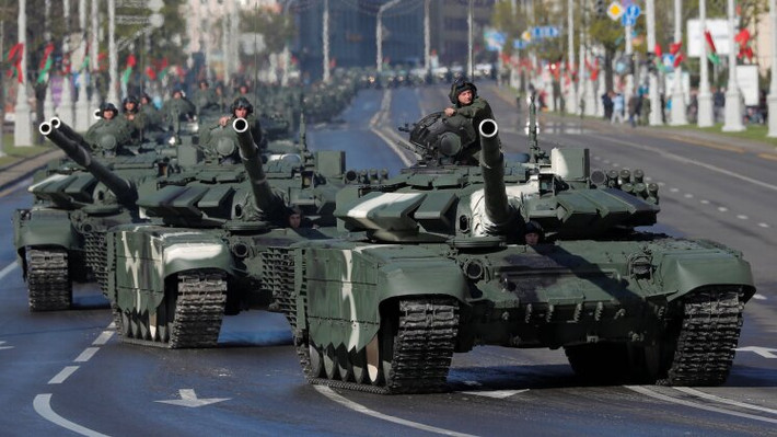 Hiện xe tăng chiến đấu chủ lực T-72 là xương sống của các đơn vị xe tăng của Quân đội Belarus, với khoảng 600 chiếc đang phục vụ. T-72 được trọng dụng hơn so với xe tăng T-80 cao cấp hơn, mà quốc gia này cũng thừa hưởng từ Liên Xô; do việc bảo dưỡng, chi phí sử dụng của T-72 thấp hơn nhiều. Ảnh: Pinterest.