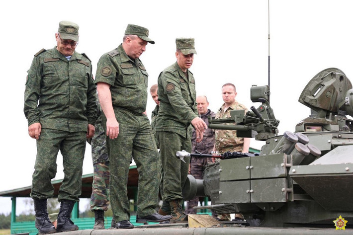 Đồng thời, gói nâng cấp T-72BM2 có tiềm năng được áp dụng rộng rãi không chỉ bởi Belarus mà thậm chí là cho cả Quân đội Nga; khi Quân đội Nga được cho là đã đưa nhiều chiếc T-72 cũ hơn ra khỏi kho, để sử dụng trên chiến trường Ukraine. Ảnh: Pinterest.