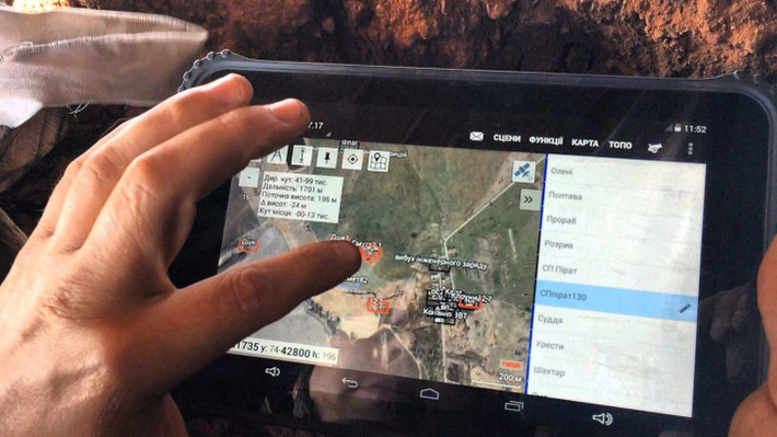 Thông thường, các binh sĩ của quân đội Ukraine kết hợp khả năng quan sát của UAV với hệ thống Starlink và được kết quả kỳ diệu. Bằng cách này, các trận địa pháo binh ở phía sau của Ukraine, cũng có thể quan sát trực tiếp các mục tiêu của Nga cách xa hơn mười km theo thời gian thực, khiến hiệu quả pháo kích được cải thiện rất nhiều.