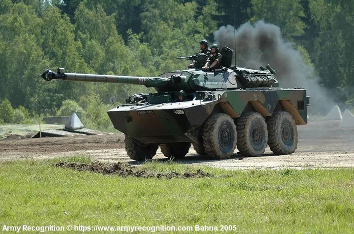 Trên thực tế, rất khó gọi AMX-10RC là "xe tăng", bởi lớp giáp của nó không đủ dày, không thể chống lại các mảnh đạn pháo cỡ lớn và không có khả năng di chuyển trên địa hình gồ ghề; khiến phương tiện này không phù hợp cho các hoạt động chiến đấu. Ảnh: Armyrecognition.