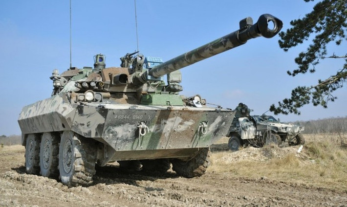 Gần gây, Tổng thống Ukraine Volodymyr Zelensky đã cảm ơn Tổng thống Pháp Emmanuel Macron vì đã gửi xe tăng bánh lốp AMX-10 RC để giúp đỡ Kiev. Và Bộ trưởng Quốc phòng Ukraine Oleksiy Reznikov thậm chí đã quay một đoạn video, cảnh ông lái loại xe tăng bánh lốp này. Ảnh: BM.
