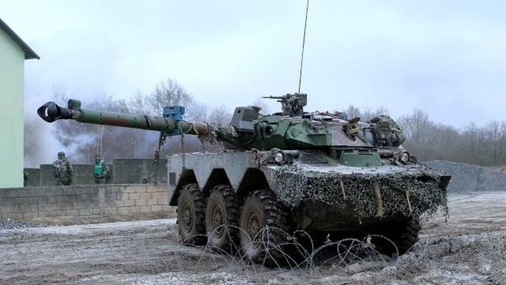 Đồng thời, thiếu tá "Spartan” cũng chỉ ra rằng, xe bọc thép Oshkosh loại chống mìn (MRAP) của Mỹ có khả năng bảo vệ tốt hơn AMX-10 RC. Ngoài ra, AMX-10 RC còn gặp sự cố hỏng hộp số, có thể do sử dụng trên đường không trải nhựa. Ảnh: Military.
