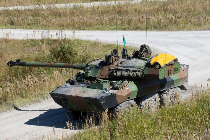 Thiếu tá "Spartan” cho biết thêm, pháo 105 mm của AMX-10 RC rất tốt, bắn chính xác, thiết bị quan sát cũng tuyệt vời; nhưng không nên sử dụng loại xe tăng hạng nhẹ ở phía trước, bởi vì điều này là rủi ro lớn cho kíp xe. Ảnh: Pinterest.