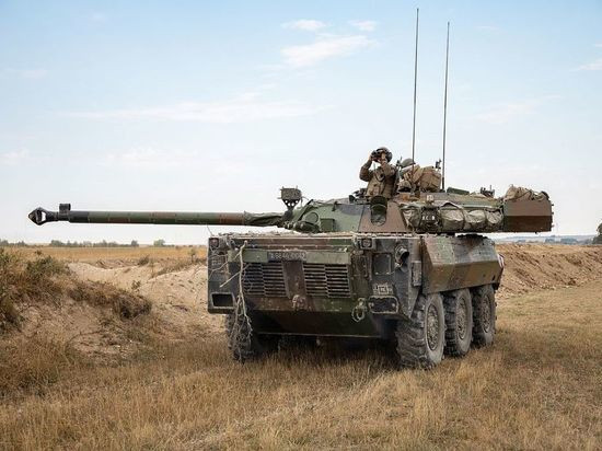 Theo Bộ Quốc phòng Pháp, xe tăng AMX-10 RC trang bị lớp giáp có khả năng chống lại đạn súng bộ binh nhỏ. Trọng lượng của chiếc xe bọc thép được phát triển vào những năm 1970 là khoảng 20 tấn. Hiện tại, quân đội Pháp đang đổi chúng sang các loại xe bọc thép Jaguar hiện đại hơn. Ảnh: Pinterest.