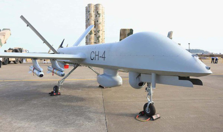 Nhưng không có Mỹ thì Trung Quốc ngay lập tức thế chỗ, sẵn sàng cung cấp UAV mà không kèm bất kỳ điều kiện chính trị nào và quan trọng nhất là với mức giá “khá khiêm tốn”, nhưng sở hữu “nhiều tính năng”.
