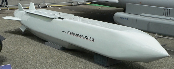 Tên lửa Storm Shadow, được coi là có khả năng chống lại tác chiến điện tử của đối phương. Trong trường hợp bị đối phương gây nhiễu tín hiệu dẫn đường vệ tinh, tên lửa sẽ tự động chuyển đổi sang dẫn đường quán tính; mặc dù chấp nhận sai số lớn.
