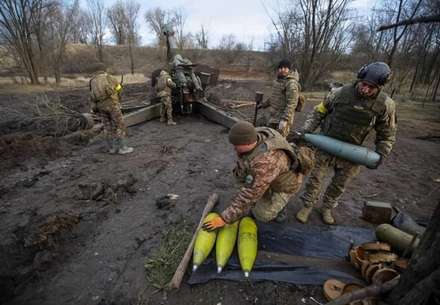 Thứ hai, sự hỗ trợ của Ukraine từ các nước phương Tây như Mỹ đã giảm đáng kể. Ukraine chủ yếu dựa vào nguồn cung cấp pháo và đạn pháo từ Mỹ và các nước khác, nhưng số đạn này đang cạn nhanh chóng mà chưa có nguồn thay thế.