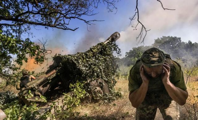 Ngoài ra, do xung đột bùng nổ ở Trung Đông và Mỹ phải ưu tiên viện trợ đạn pháo cho Israel và chỉ có thể sử dụng các kế hoạch tạm thời để hỗ trợ Ukraine. Điều này đã làm trầm trọng thêm vấn đề thiếu hụt hỏa lực pháo binh của Ukraine và làm suy yếu đáng kể sự hỗ trợ hỏa lực ở tiền tuyến của Ukraine.