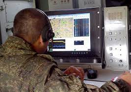 Ngoài thiết bị ESM và radar, quan sát phát hiện trực tiếp bằng mắt thường cũng có thể được sử dụng để phát hiện các hệ thống EW của đối phương trên chiến trường. Phương pháp này đặc biệt hữu ích để phát hiện các hệ thống EW gây nhiễu hoặc mồi nhử, có thể nhìn thấy bằng mắt thường.