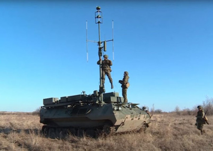 Borisoglebsk-2 là một hệ thống EW di động, có thể phát hiện và gây nhiễu tín hiệu radar, cũng như phá vỡ các hệ thống liên lạc. Zhitel là một hệ thống EW trên mặt đất, có thể gây nhiễu liên lạc vô tuyến và vệ tinh, cũng như làm gián đoạn tín hiệu GPS. Pole là một hệ thống EW di động có thể được các binh sĩ mang theo và được sử dụng để phá vỡ hệ thống liên lạc và radar của đối phương.