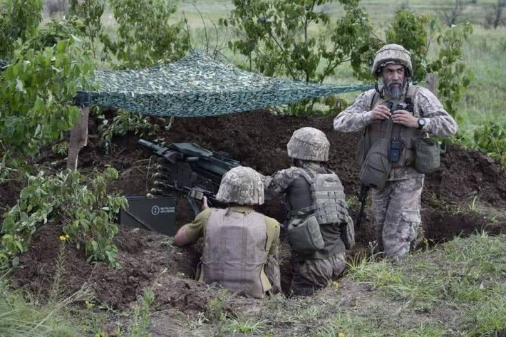 Tuy nhiên, các lữ đoàn tinh nhuệ Ukraine do phương Tây huấn luyện chỉ trong khoảng từ 4 đến 6 tuần, chưa đủ thời gian để binh lính Ukraine “ngấm, thấm, hiểu”; chứ đừng nói gì đến vận dụng linh hoạt nguyên tắc chiến thuật từ các “thầy NATO”. Nên họ đã mắc sai lầm khi bắt đầu cuộc phản công vào đầu tháng 6/2023, buộc họ phải rút lui.
