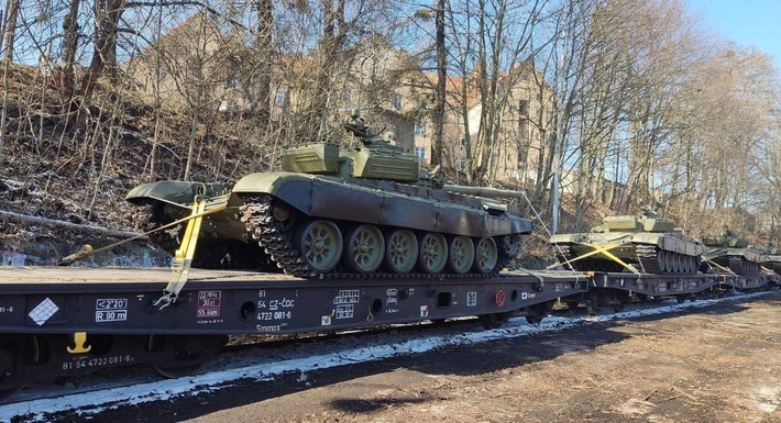 Lấy xe tăng làm ví dụ, mặc dù phương Tây đã viện trợ hàng trăm xe tăng cho Ukraine trong suốt năm 2022, nhưng những chiếc xe tăng này thực chất đều là vũ khí cũ từ thời Liên Xô, chủ yếu là dòng T-72 và rất ít được nâng cấp.