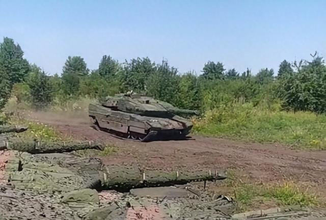 Còn loại xe tăng Leopard 1A5, được Đức chế tạo từ thập niên 1960 và Quân đội Đức đã loại khỏi biên chế chiến đấu từ rất lâu và đưa vào niêm cất dài hạn. Sau khi tập trung sửa chữa một số bộ phận, nhưng Quân đội Ukraine không tìm được giáo viên có chuyên môn về Leopard 1A5, để huấn luyện lính xe tăng Ukraine.