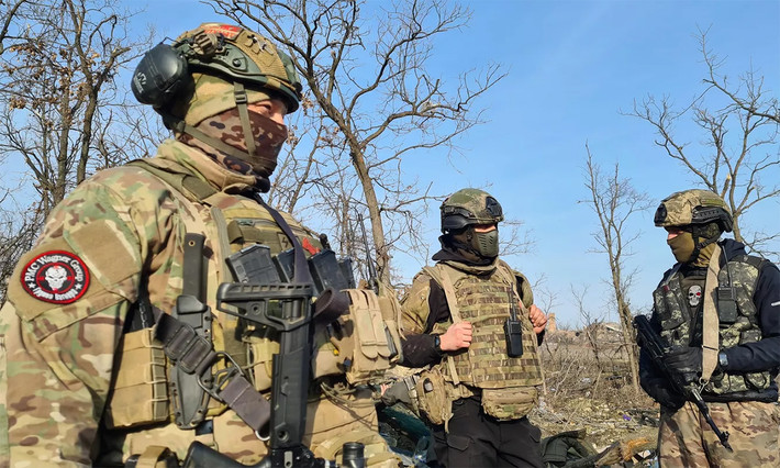 Quân đội Nga đang “ngồi xem” lính đánh thuê Wagner chiến đấu với quân Ukraine. Đương nhiên việc này khả năng không phải cố ý, có thể là do việc Quân đội Nga và lính đánh thuê Wagner phối hợp chiến đấu chưa thực sự ăn khớp.