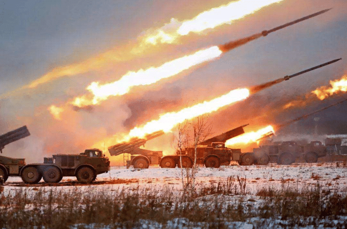 Chiến trường Bakhmut dường như lại đi vào thế bế tắc và Quân đội Ukraine vẫn đang tăng quân tiếp viện tới đây; cho dù tất cả các con đường dẫn tới Bakhmut còn lại, đều bị hỏa lực pháo binh Nga phong tỏa dữ dội.