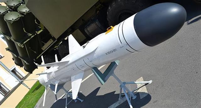 Còn về hiệu suất của tên lửa chống hạm Neptune? Nga cho rằng tên lửa Neptune của Ukraine và Kh-35 của Nga đều có cùng một mẹ sinh ra và Nga vẫn có nhiều kinh nghiệm trong cách đánh chặn tên lửa Neptune. Việc đánh chặn tên lửa Neptune tấn công trên bộ cũng không phải là khó khăn lắm.