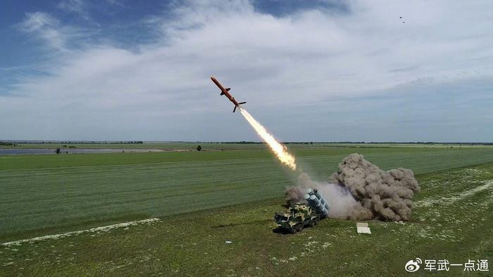 Sau khi xung đột Nga-Ukraine nổ ra, ngành công nghiệp quốc phòng Ukraine luôn là mục tiêu tấn công tên lửa hàng đầu của Nga và việc sản xuất tên lửa chống hạm Neptune cũng bị ảnh hưởng rất lớn. Liệu Ukraine có còn sản xuất được Neptune ở giai đoạn này hay không đã là một câu hỏi lớn (Lắp ráp không được tính).