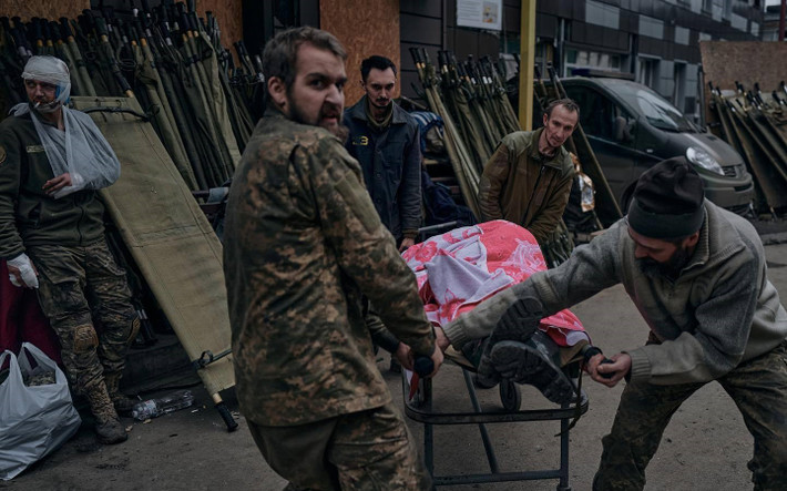 Thông tin tình báo của NATO cho biết, quy mô quân đội Ukraine ở Bakhmut đã tăng từ 18.000 quân ban đầu, lên 25.000 và sau đó là 30.000 quân. Để duy trì mức độ sức mạnh phòng thủ, Ukraine đã sử dụng các biện pháp xoay vòng, để dồn càng nhiều quân vào mặt trận Bakhmut càng tốt; còn về số lượng thương vong thì tuyệt đối giữ bí mật.