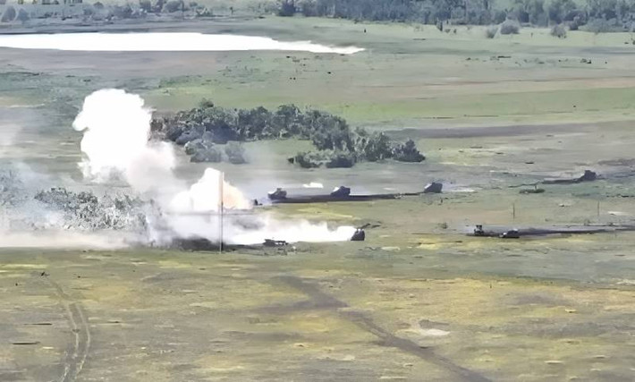 Chiến thuật tấn công chung của quân đội Ukraine, trước tiên là dọn sạch một lối đi an toàn bằng dây nổ. Sau đó, quân đội Ukraine đưa xe tăng, xe thiết giáp hình thành đội hình tấn công, nhằm vượt qua bãi mìn của quân đội Nga.