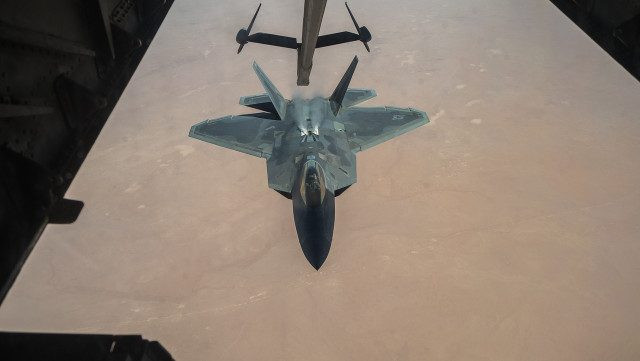 Và các thử nghiệm như vậy đã được thực hiện ít nhất ba lần; không chỉ F-35 mà cả F-22 Raptor cũng bị S-400 phát hiện và khóa trên cùng đường bay. Trong quá trình theo dõi các mục tiêu này, khả năng đánh chặn của tên lửa S-400 Thổ Nhĩ Kỳ cũng đã được thử nghiệm.
