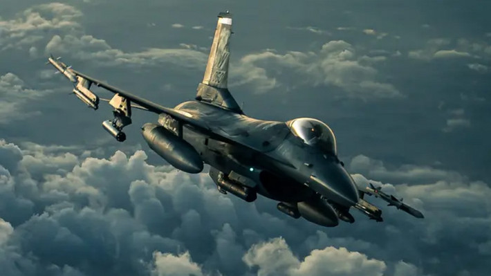 Vai trò của F-16 là thay thế MiG-29. Ukraine không thể giành ưu thế trên không bằng cách dựa vào hơn 40 chiếc MiG-29, cũng như không thể có được 100 chiếc F-16. Tuy nhiên, F-16 có thể tăng cường khả năng đột kích ban đêm và tăng chiều sâu tấn công của quân đội Ukraine. Những mục tiêu như trận địa pháo binh, đài radar và các cơ sở khác của Nga sẽ là mục tiêu của F-16.