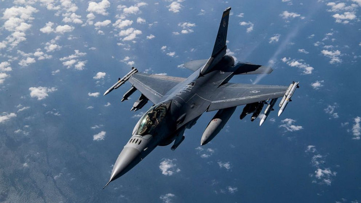 Theo phân tích của Reuters, sự xuất hiện của F-16 có thể cải thiện khả năng tấn công không đối đất và hỏa lực trên không của quân đội Ukraine. Tuy nhiên, xét về khả năng chiến đấu giành ưu thế trên không, thì F-16 không thể làm được.