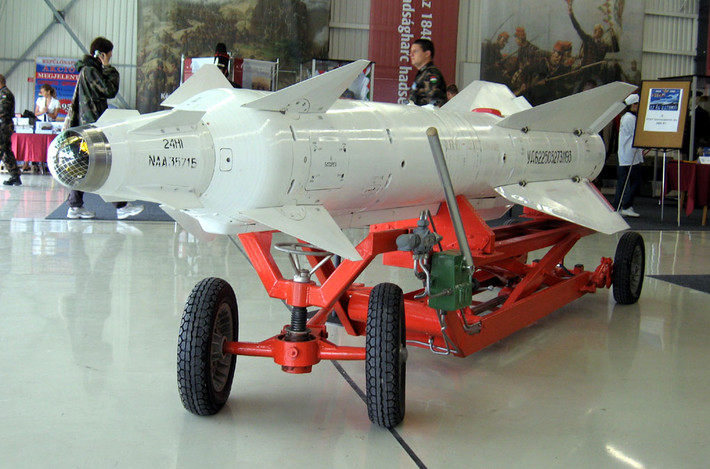 Ngoài ra, tên lửa Kh-29 còn sử dụng kết cấu động cơ và cánh nâng khí động học tiên tiến, giúp nâng cao khả năng bay và tầm bắn của tên lửa. Phần chiến đấu của tên lửa cũng được cải tiến, nâng cao sức phá hủy của Kh-29.