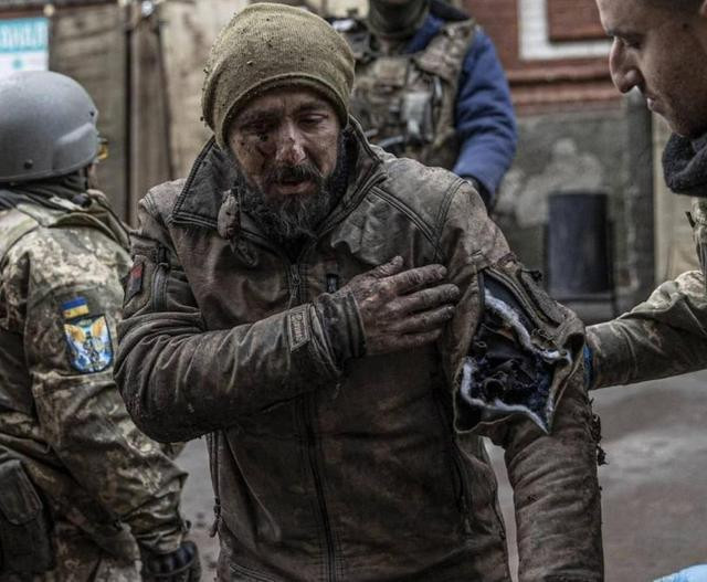 Theo các nguồn thông tin tình báo của Quân đội Nga, trước đó có khoảng 1.000 quân Ukraine phòng thủ tại Làng Núi Đỏ; nhưng chỉ có 30 người triệt thoái thành công khỏi tử địa này; điều này cho thấy mức độ tàn khốc của trận chiến.