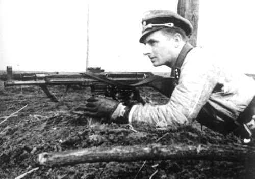 Tuy nhiên, do những hạn chế về sản xuất và tình hình chiến tranh, số lượng STG44 thực tế được sử dụng bị hạn chế và không thể phát huy hết tiềm năng của nó trong giai đoạn đầu của cuộc chiến. Mặc dù vậy, STG44 vẫn được coi là tiền thân của súng trường tấn công hiện đại, có ảnh hưởng sâu sắc đến các thiết kế súng trường sau này. Ảnh: Sina.