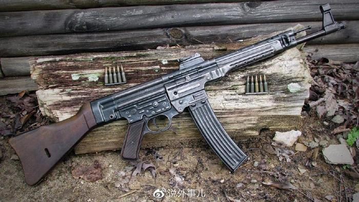 Cải tiến lớn đầu tiên là STG44 sử dụng loại đạn trung gian 7,92×33mm Kurtz. So với các loại đạn súng trường thông thường, chẳng hạn như loại đạn 7,92×57mm Mauser, loại đạn Kurtz có tầm bắn hiệu quả ngắn hơn, nhưng có độ giật thấp hơn, thích hợp cho việc áp chế hỏa lực tầm gần và chiến đấu tấn công. Ảnh: Sina.