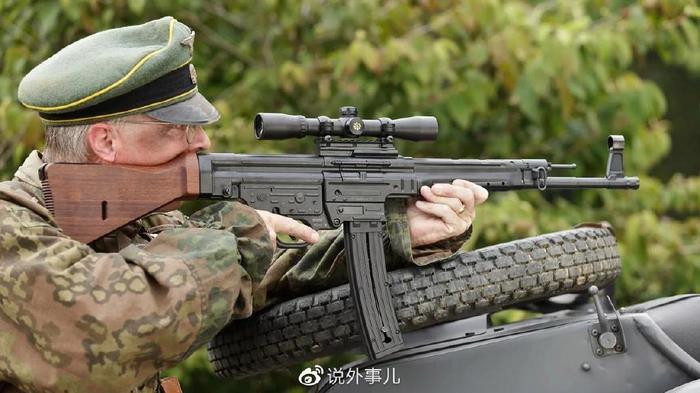 Súng trường tấn công STG44 đã kết hợp được cả ưu điểm và khắc phục được nhược điểm của hai loại súng trường và súng tiểu liên. STG44 sử dụng cả phương pháp bắn hoàn toàn tự động và bán tự động, giúp nó linh hoạt hơn giữa bắn cận chiến và tầm xa. Ảnh: Sina.