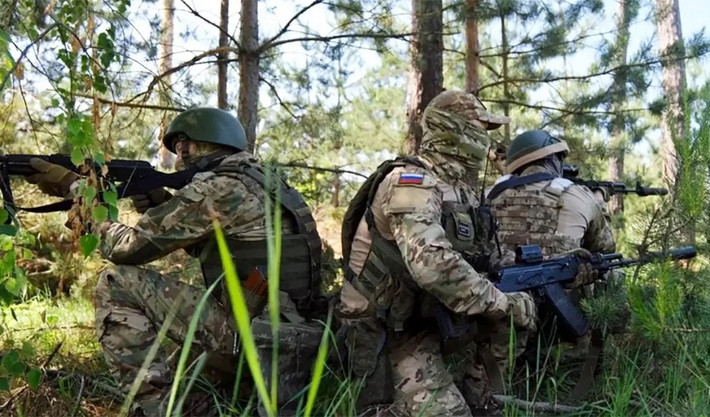 Một khi quân Ukraine thực sự xuất “đại quân” tiến công, quân Nga nhất định phải bỏ các tiền đồn/chốt canh này, rút lui về tuyến phòng thủ thứ nhất; đồng thời sử dụng hỏa lực pháo binh và không quân để thiết lập khu vực tiêu diệt địch bằng hỏa lực, giữa vị trí chốt canh và tuyến phòng thủ thứ nhất.