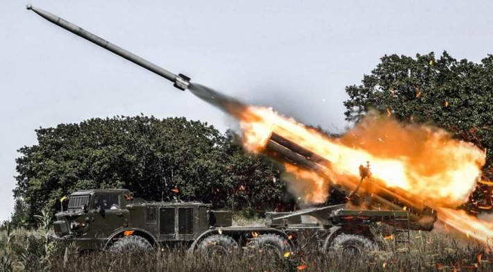 Bên cạnh đó, những người lính của quân đội Ukraine vẫn còn nỗi sợ hãi dai dẳng về những bãi mìn toàn diện do quân đội Nga rải và những trận mưa đạn kinh hoàng của pháo binh Nga, khi họ miêu tả là các trận pháo kích không có hồi kết.