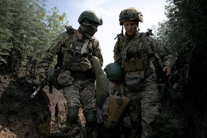 Một người lính thuộc Lữ đoàn 23 của Quân đội Ukraine khi được CNN phỏng vấn đã chỉ ra rằng, sau một tháng chiến đấu, "chỉ còn lại 10 người khỏe mạnh trong tiểu đoàn của anh ta"; nghĩa là 98% số người đã chết, mất tích hoặc bị thương.