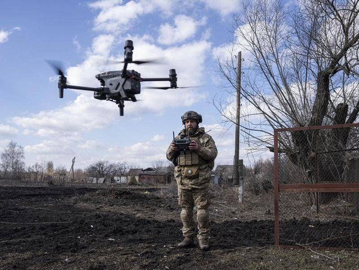 Để kiềm chế cuộc tấn công của Nga, tại Bakhmut, đội UAV của lực lượng đặc biệt Ukraine đã sử dụng 38 chiếc UAV để tìm kiếm và trinh sát trên không cùng lúc, cung cấp cho các trận địa pháo Ukraine ở sâu phía sau những thông tin về tọa độ các mục tiêu của quân Nga.