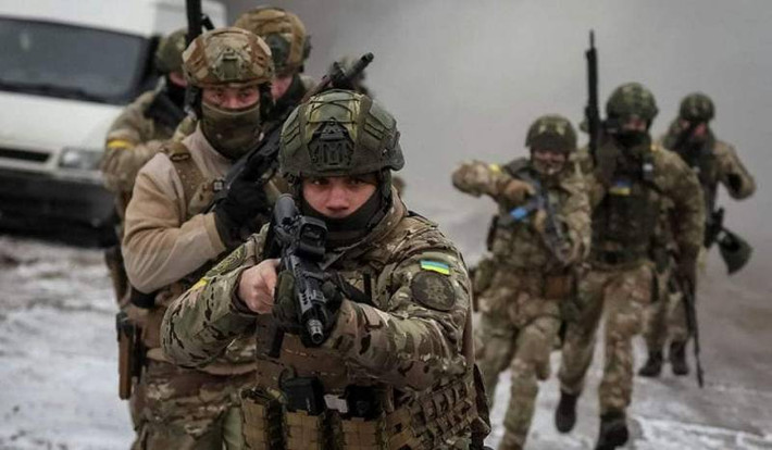 Quân đội Ukraine hiện ở trung tâm Bakhmut còn Lữ đoàn bộ binh 61, Lữ đoàn bộ binh cơ giới 57. Ở phía bắc có Lữ đoàn phòng thủ Tổ quốc 125, Lữ đoàn bộ binh cơ giới 93, Tiểu đoàn đặc nhiệm độc lập 214. Ở tuyến phía nam có Lữ đoàn phòng thủ Tổ quốc 241 vẫn đang kiên cường chiến đấu cầm chân quân Nga.